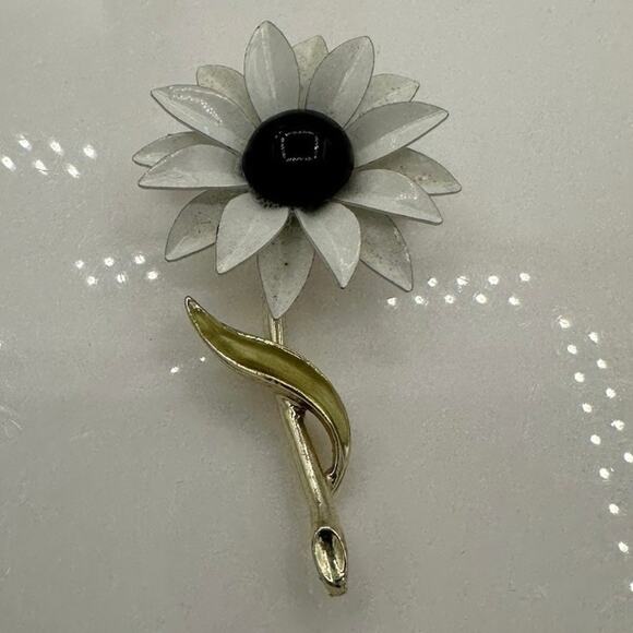 Coro Jewelry - Vintage 1940-50s Signed CORO Enamel Daisy Flower Brooch Pin 2 1/4"